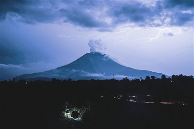 這是8月23日在印度尼西亞北蘇門答臘省拍攝的錫納朋火山上空的閃. .